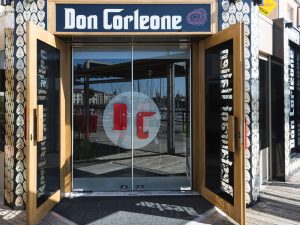 Facades de portes restaurant Don Corleon - Réalisation Planètes Bois