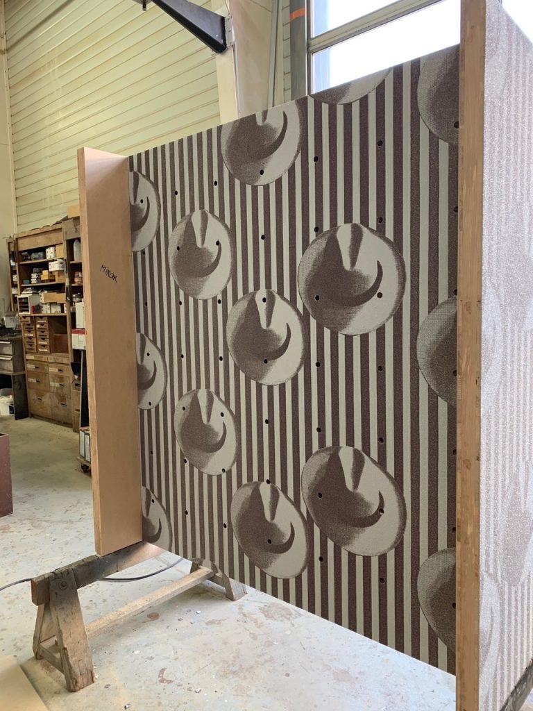 Mise en forme d'une armoire avec décor papier peint par Planète bois